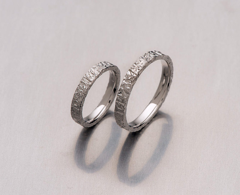 Rouheaksi taottu miesten sormus Rouheaksi taottu