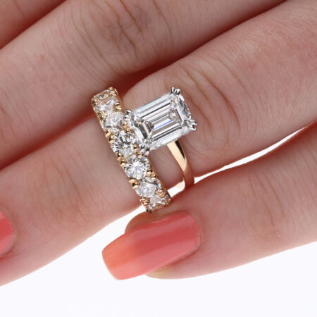 Uniikki kaksiosainen sormus 3,5ct smaragdihiotulla timantilla