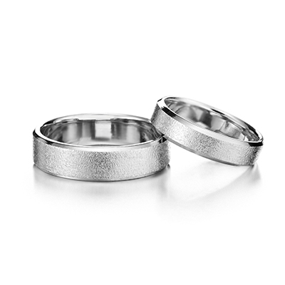 Flakka hiekkamatta kihlasormus viisteillä valkokulta/platina