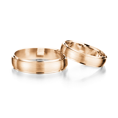 Laakea harjattu kihla porrastetuin reunoin keltakulta