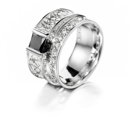 Särmikäs kaksiosainen uniikkisormus mustalla timantilla