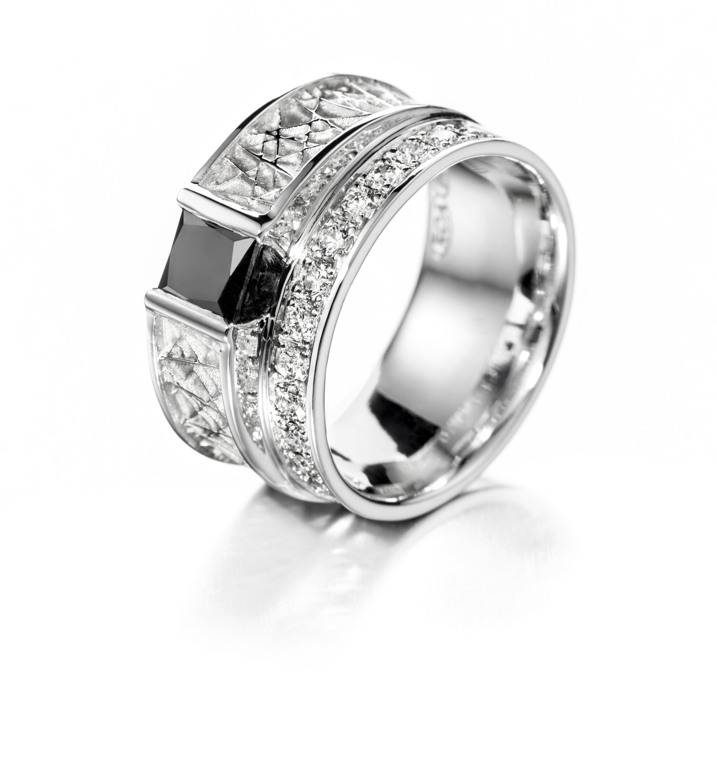 Särmikäs kaksiosainen uniikkisormus mustalla timantilla