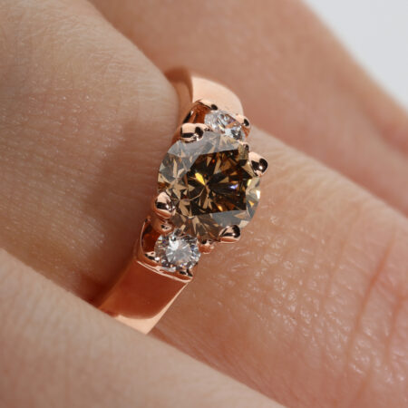 Tulppaani-sormus personoidulla konjakinvärisellä kivivalinnalla