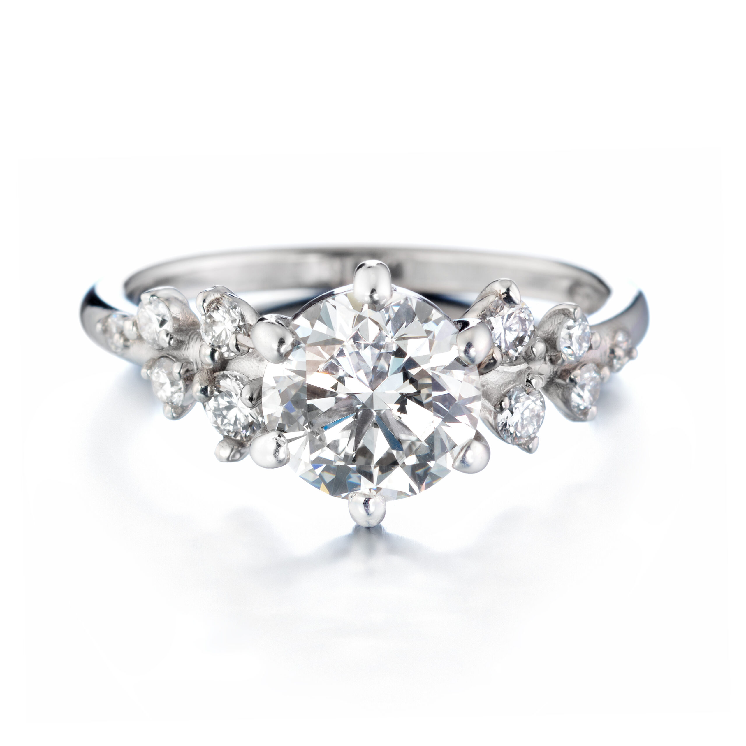 Ruusu vihkisormus briljantilla valkokulta