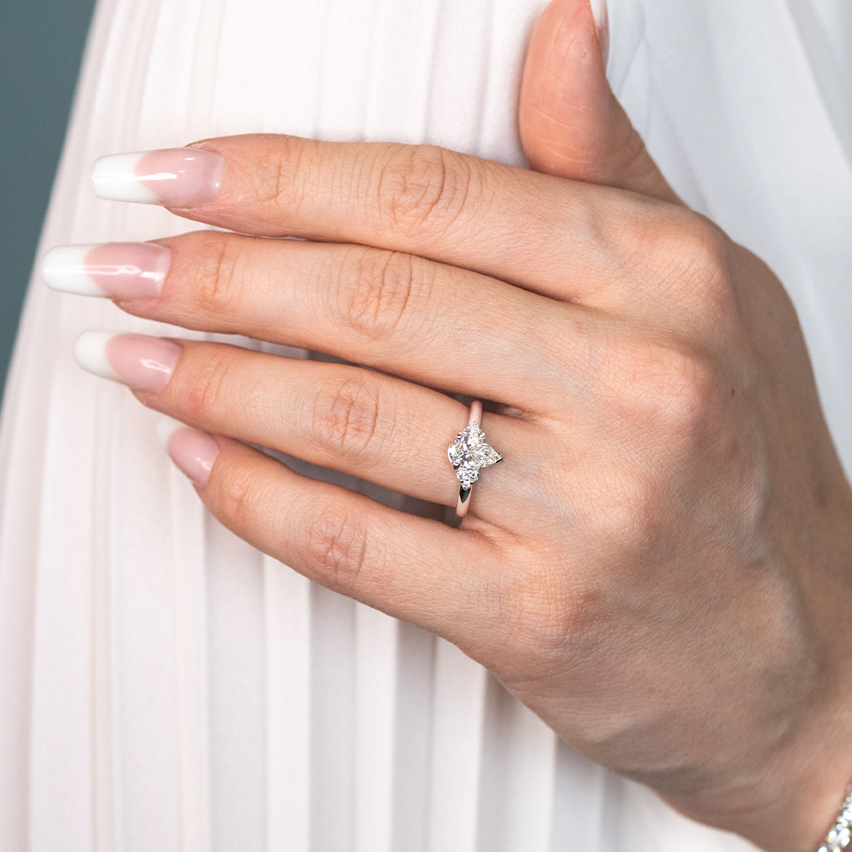 Isla pisara 6 sivukivellä vihkisormus valkokulta - Image 2