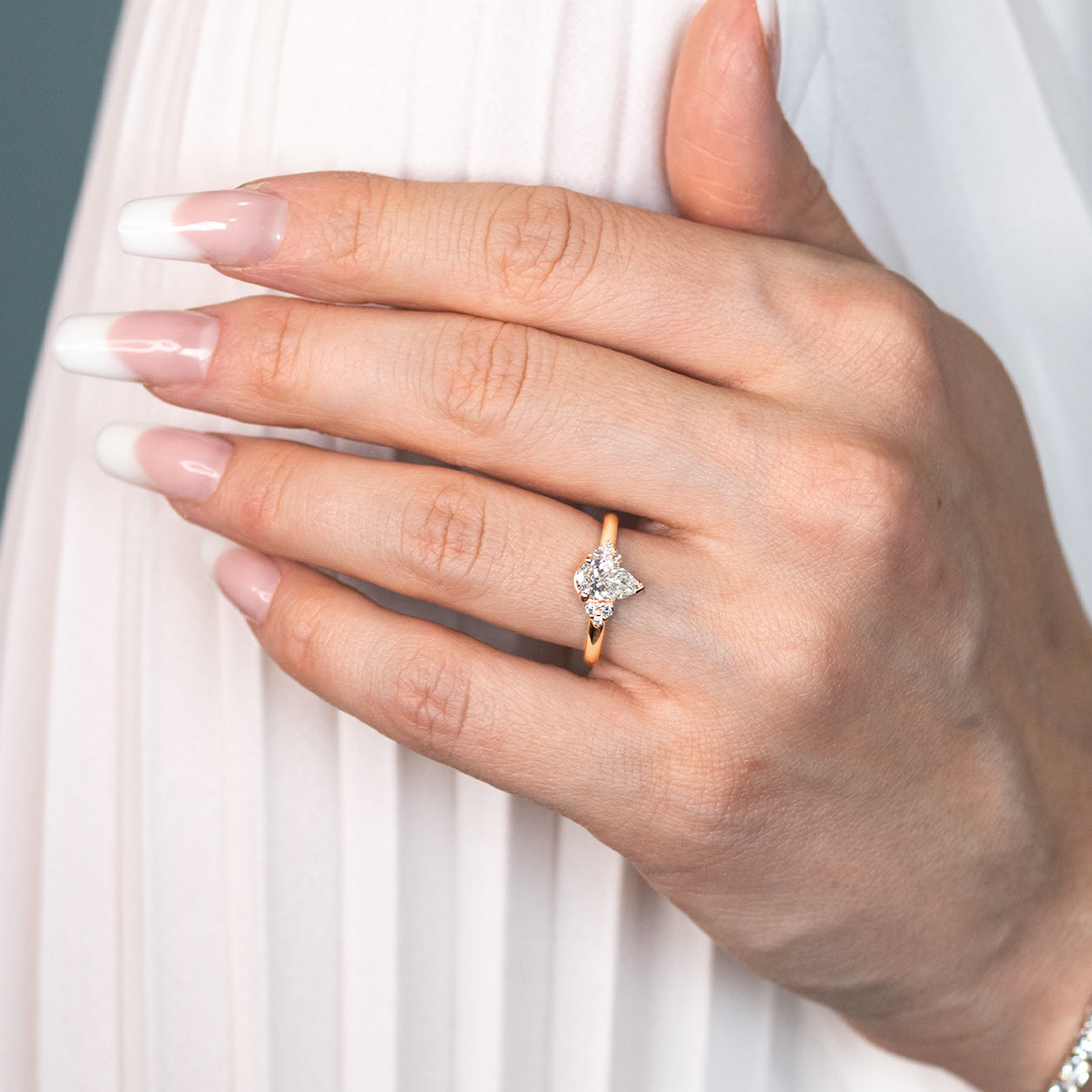 Isla pisara 6 sivukivellä vihkisormus keltakulta - Image 2