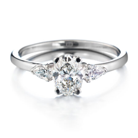 Idea pisarat ja ovaali vihkisormus valkokulta