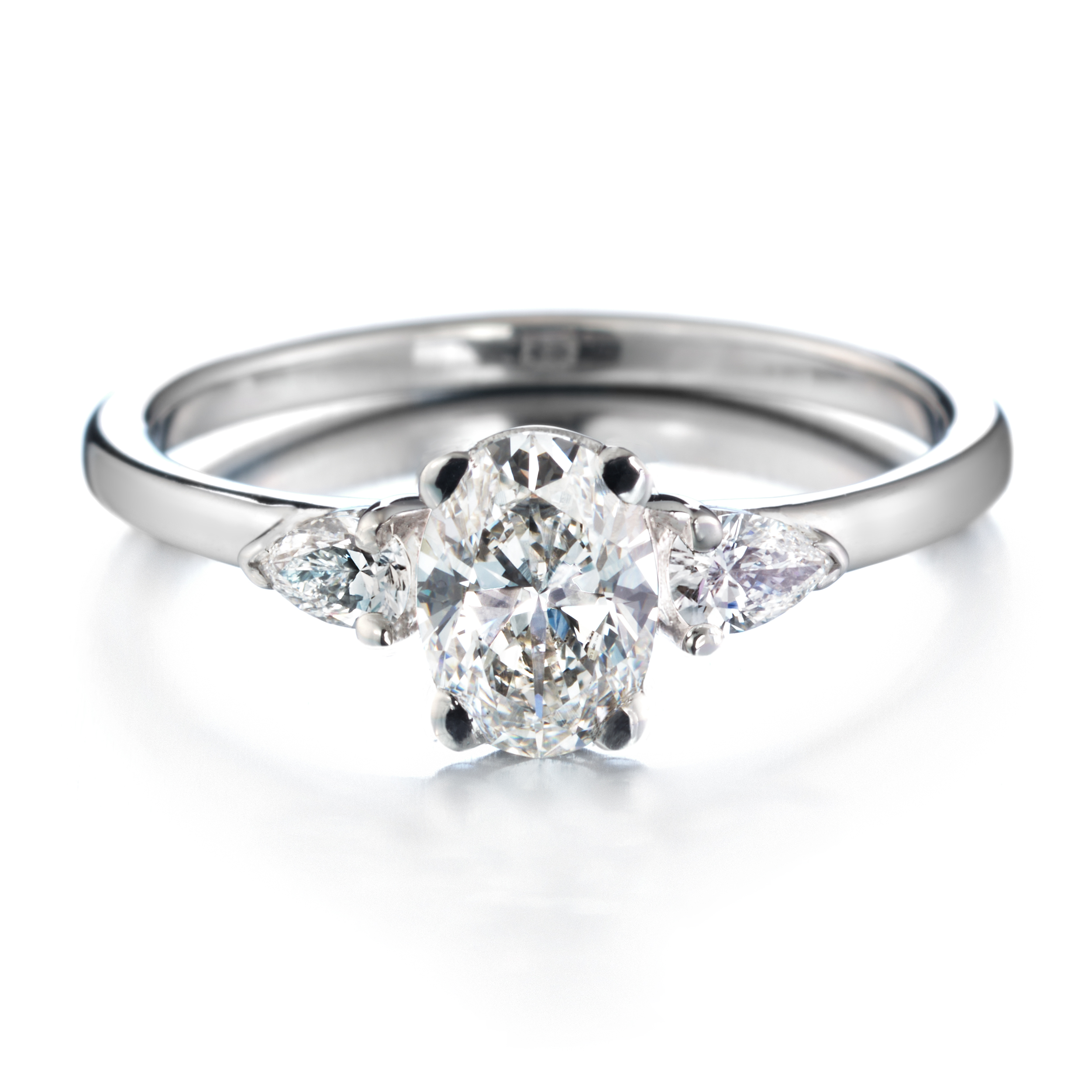 Idea pisarat ja ovaali vihkisormus valkokulta