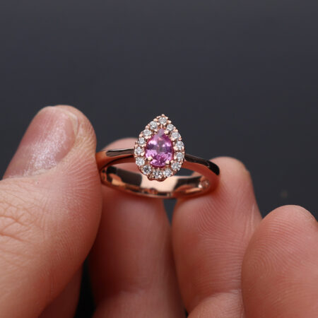 Halosormus pinkillä pisarahiotulla safiirilla