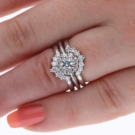 Pyöreä Lumivuokko räätälöidyillä sivusormuksilla