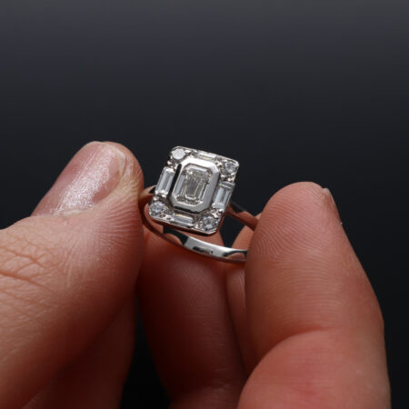 Halo-sormus erikoishiontaisilla timanteilla