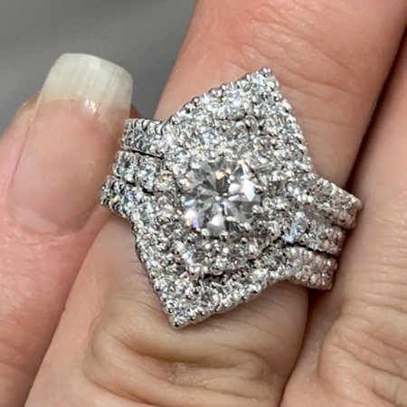 Räätälöidyt halaaja-sormukset Mesi-sormuksen vierelle