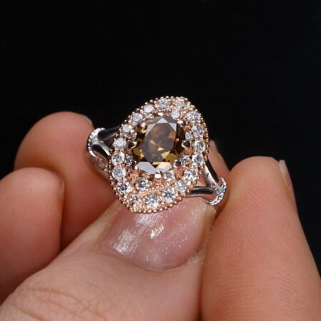 Halo-sormus konjakin ruskealla ovaalilla timantilla