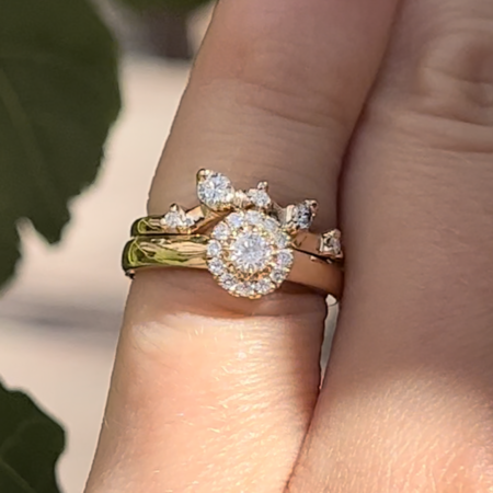 Epäsymmetrinen siro sivusormus Lumivuokko-sormuksen vierelle