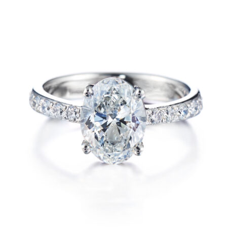 Adalmiina ovaali runkotimanteilla vihkisormus valkokulta