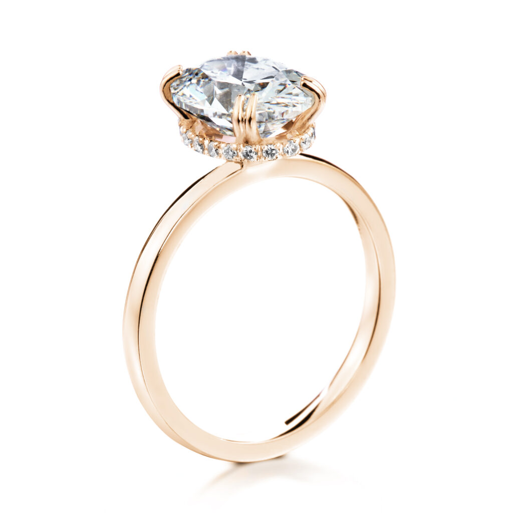 Elli ovaali hidden halo timanttisormus