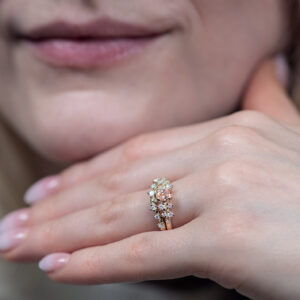 Ruusu vaaleanpunaisella kivellä ja ruusu-halaaja