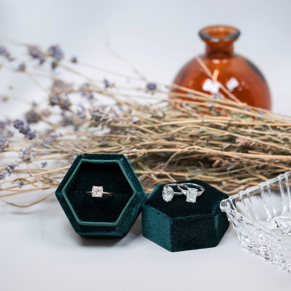 synteettinen timantti sormus