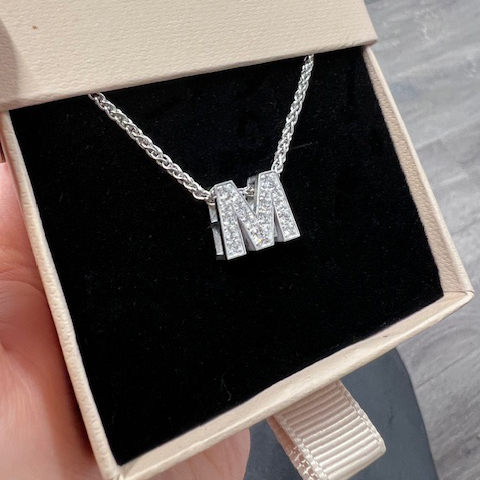 Uniikki nimikirjain-riipus