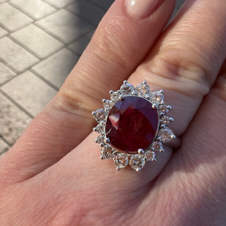 Uniikki halo-sormus suurella rubiinilla
