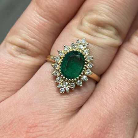 Uniikki halo-sormus smaragdilla