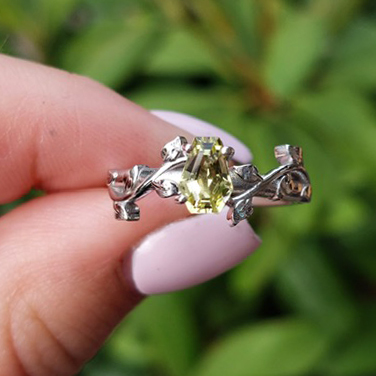 Uniikki köynnössormus coffin-hintaisella sitriinillä