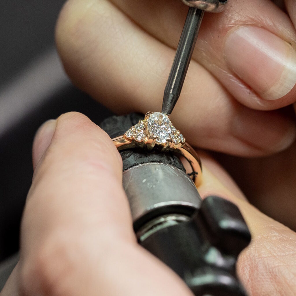 timantin istutus sormukseen